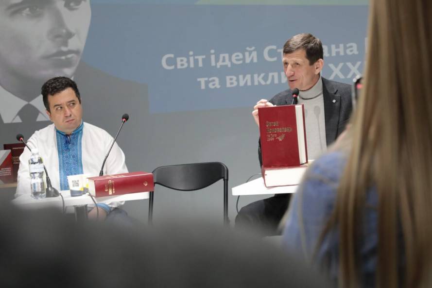 Фундаментальна книга про Коновальця